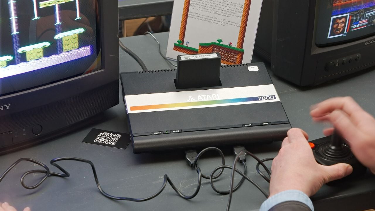 Atari 7800 games console exhibited at Retrograming Days V at the Évreux Exhibition Hall.